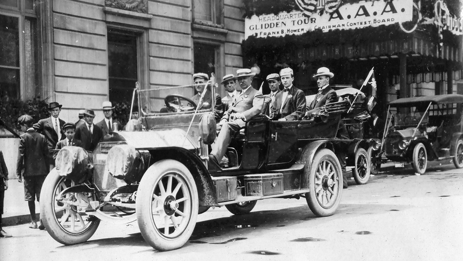 Vintage photo from the start of the 1909 Glidden Tour with George Schuster at the wheel of the Thomas 'Press Car'